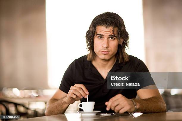 Kawy - zdjęcia stockowe i więcej obrazów Mężczyźni - Mężczyźni, Zamieszać, 25-29 lat