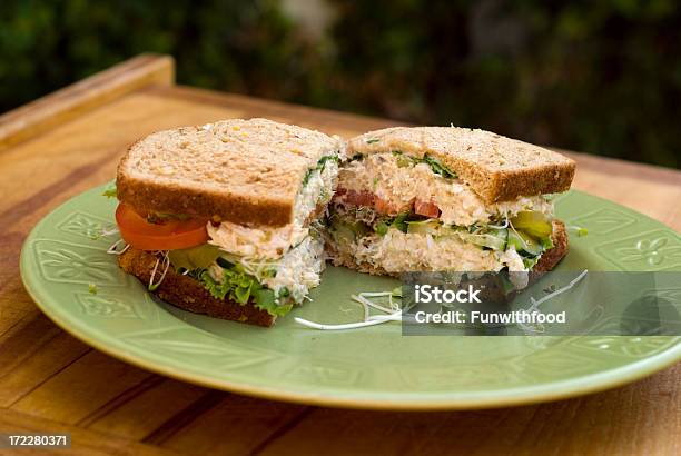 Albacore Panino Al Tonno Alfalfa Violetto Verdure Sano Picnic Pranzo - Fotografie stock e altre immagini di Panino ripieno