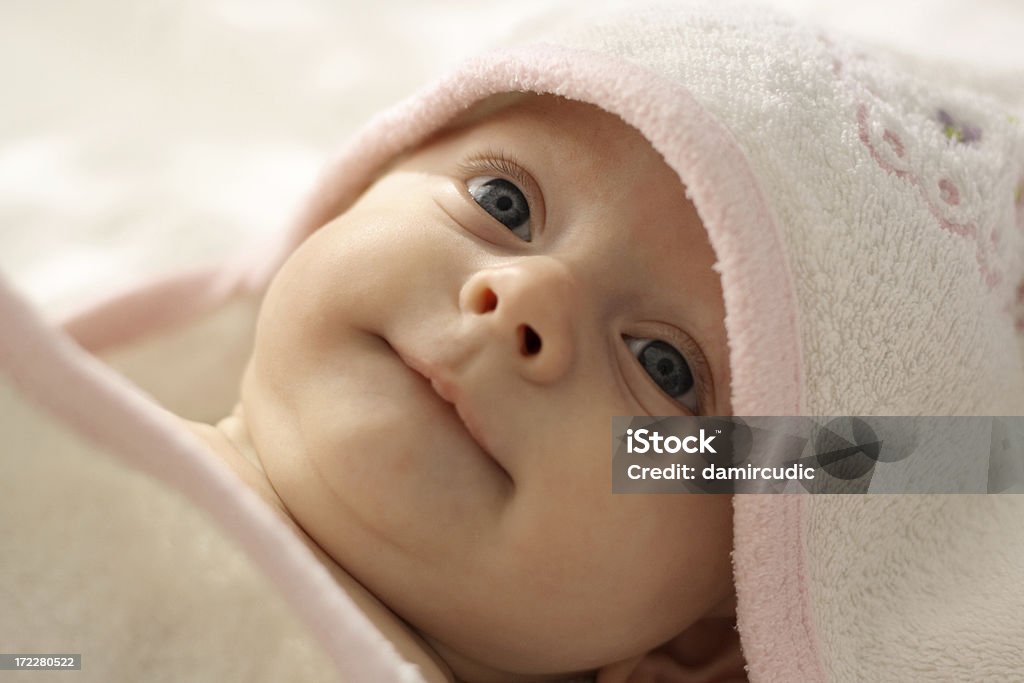 Bebê na toalha - Foto de stock de Bebê royalty-free