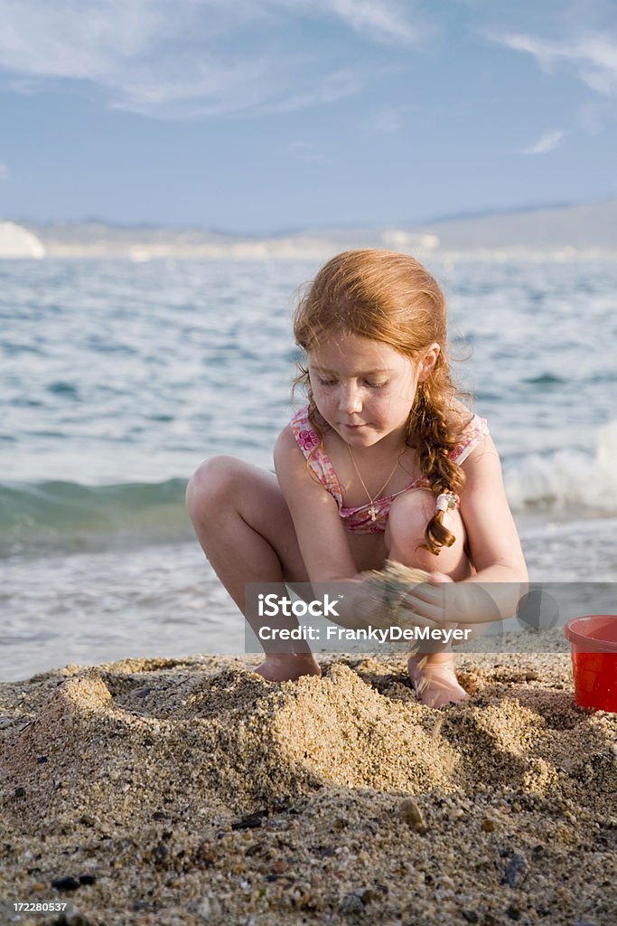 Niña en la playa - Foto de stock de Aire libre libre de derechos