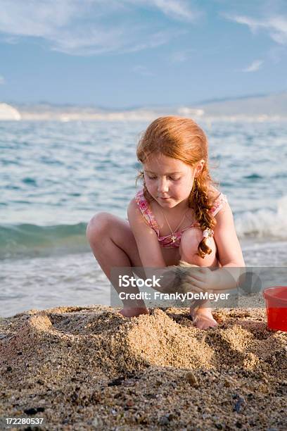 Niña En La Playa Foto de stock y más banco de imágenes de Aire libre - Aire libre, Arena, Estilos de vida