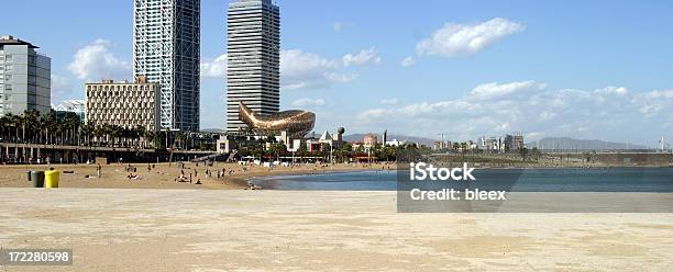 Praia Em Barcelona A Espanha - Fotografias de stock e mais imagens de Areia - Areia, Barcelona - Espanha, Espanha