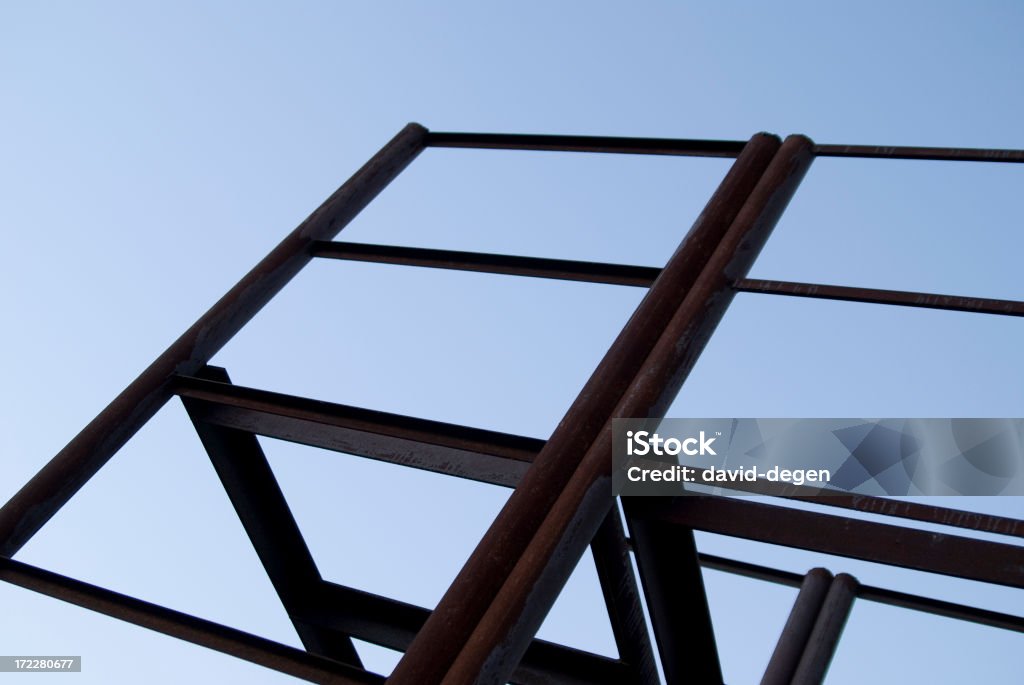 Metall construcción con cielo azul - Foto de stock de Anochecer libre de derechos