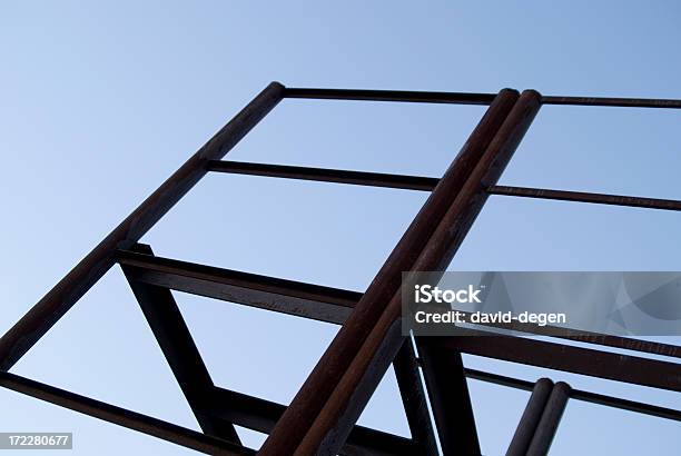 Metall Construcción Con Cielo Azul Foto de stock y más banco de imágenes de Anochecer - Anochecer, Azul, Barra - Herramientas de construcción