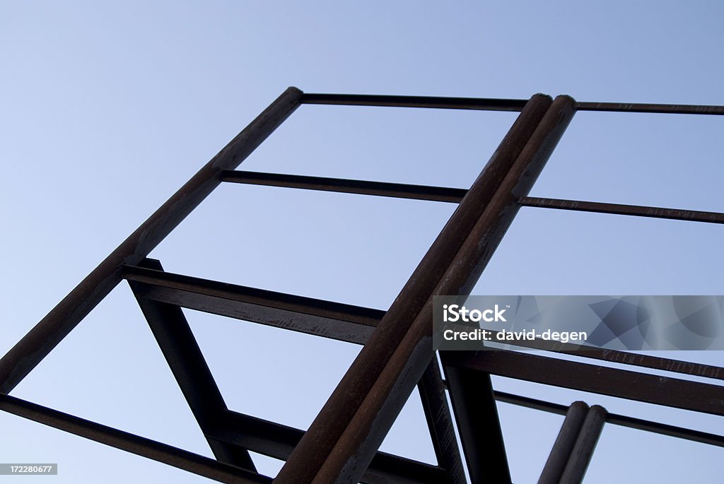 Metall costruzione con cielo blu - Foto stock royalty-free di Arrugginito