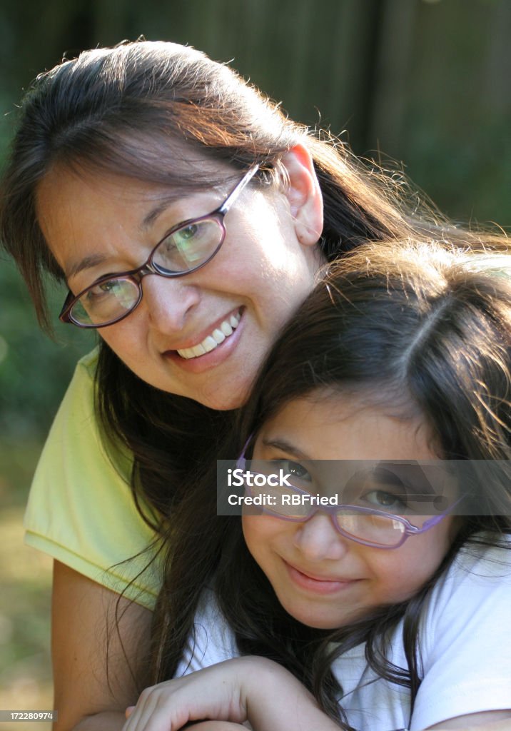 Mãe e filha - Foto de stock de Abraçar royalty-free