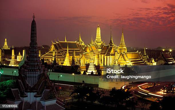 Wat Phra Kaeo Banguecoque Tailândia - Fotografias de stock e mais imagens de Admirar a Vista - Admirar a Vista, Anoitecer, Arquitetura