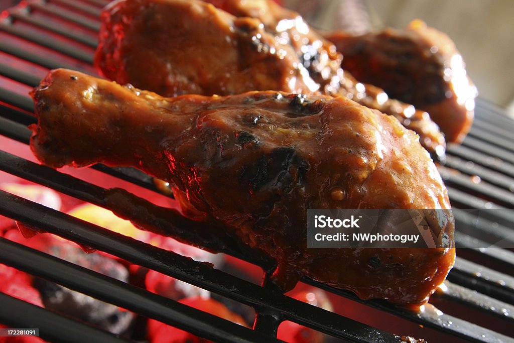 Cucinare all'aperto-Pollo alla brace sulla griglia - Foto stock royalty-free di Alla griglia