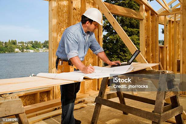 Ver Planos - Fotografias de stock e mais imagens de Cavalete de Serrador - Cavalete de Serrador, Madeira - Material, Mesa - Mobília