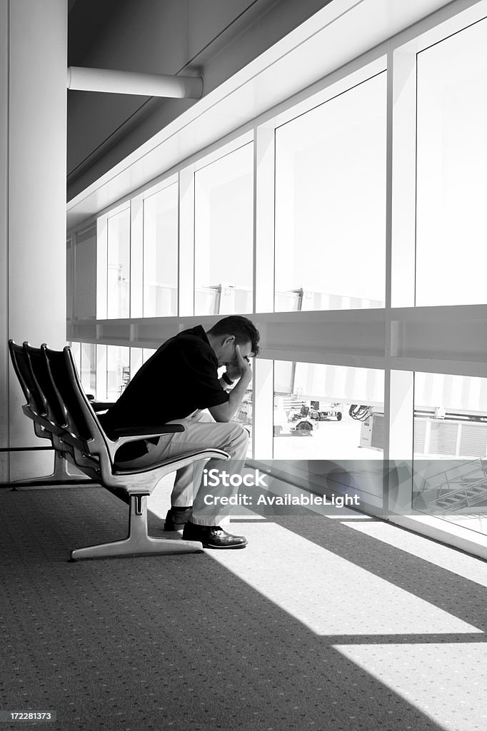 Homem no Aeroporto de Pula voo - Foto de stock de Ansiedade royalty-free