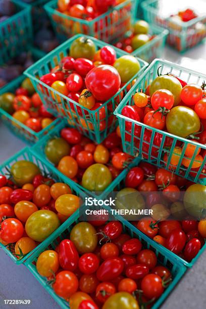 Tomate Cereja - Fotografias de stock e mais imagens de Agricultura - Agricultura, Alimentação Saudável, Ao Ar Livre