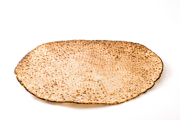 matza para pascua judía - passover matzo bread middle fotografías e imágenes de stock
