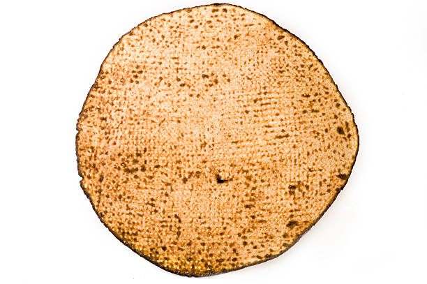 matza para pascua judía - passover matzo bread middle fotografías e imágenes de stock