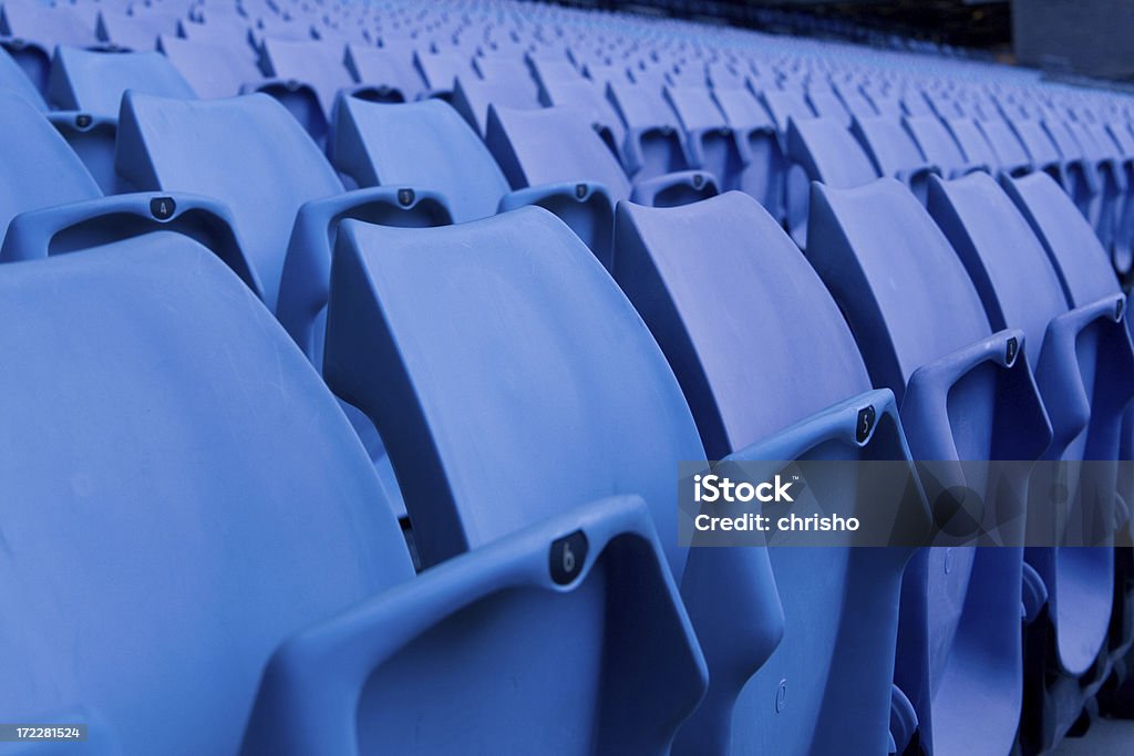 Sièges vides dans un stade - Photo de Bleu libre de droits
