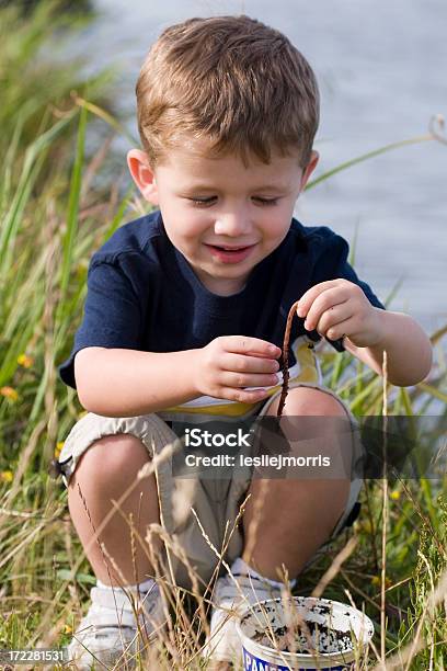 Молодой Мальчик Смотреть На Червь Присесть — стоковые фотографии и другие картинки Лето - Лето, Ловить рыбу, Мальчики