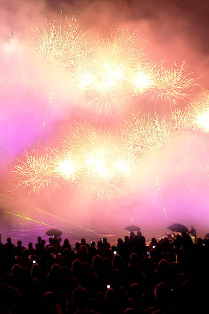 새해, 이벤트, 엔터테인먼트, 패스티발. - laser firework display performance showing 뉴스 사진 이미지