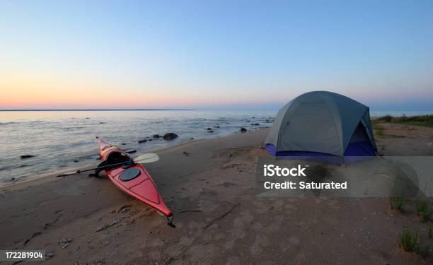 Kajak I Namiot Na Odosobnionej Plaży O Zachodzie Słońca - zdjęcia stockowe i więcej obrazów Kajak