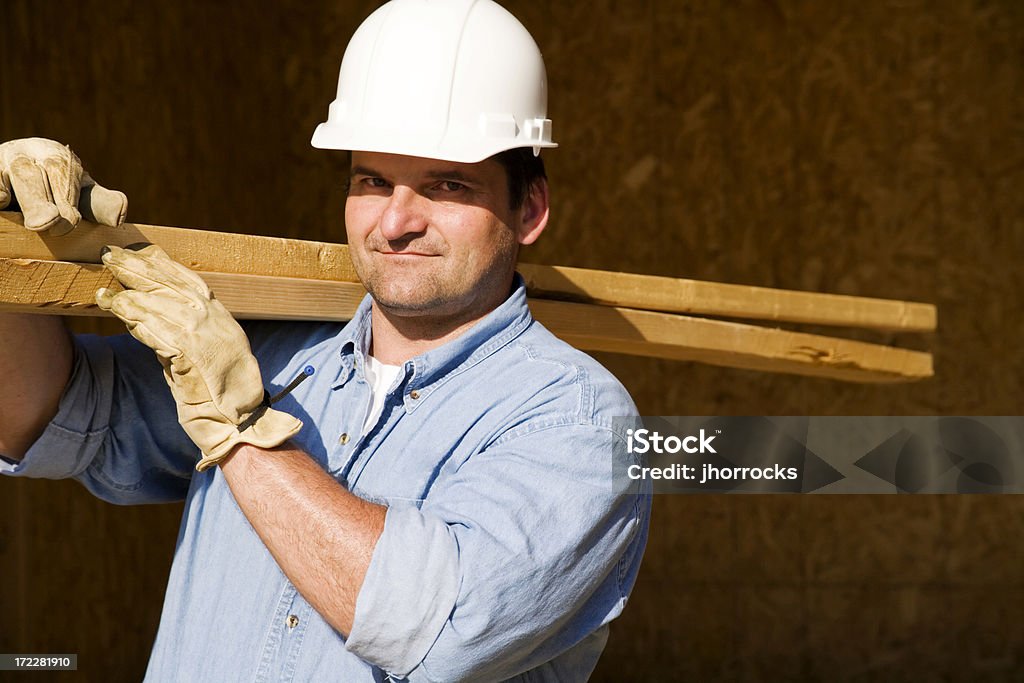 Trabajador de la construcción con los materiales de construcción - Foto de stock de 35-39 años libre de derechos