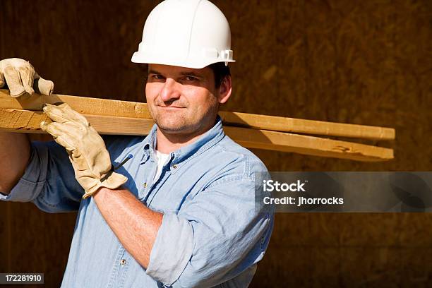 Trabajador De La Construcción Con Los Materiales De Construcción Foto de stock y más banco de imágenes de 35-39 años
