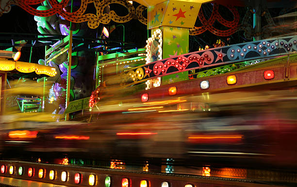 attraction foraine - blurred motion amusement park spinning lighting equipment photos et images de collection