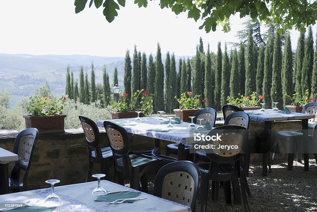 Restautant na Toscana - Foto de stock de Mesa - Mobília royalty-free
