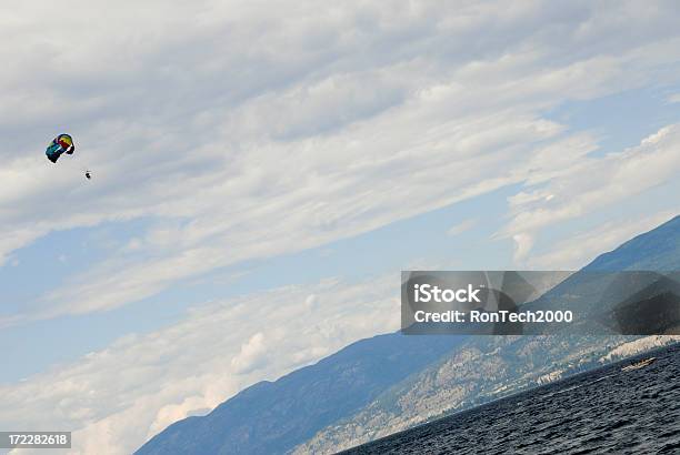 Parasailers - Fotografias de stock e mais imagens de Atividade Recreativa - Atividade Recreativa, Azul, Céu