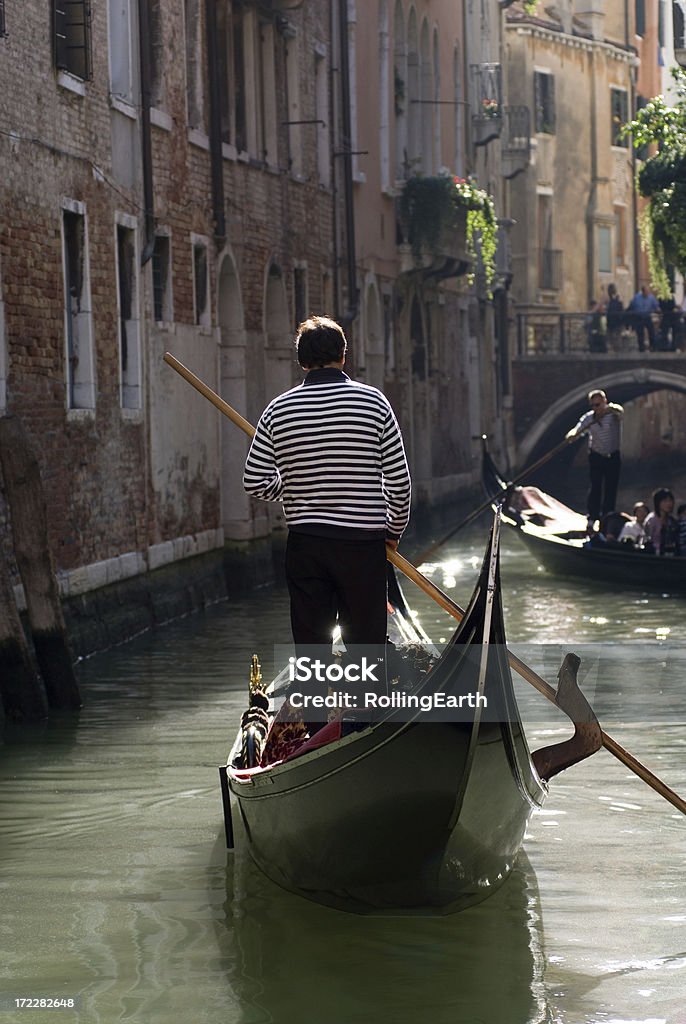 Gondoleiro em estreito Canal de Veneza - Foto de stock de Adulto royalty-free