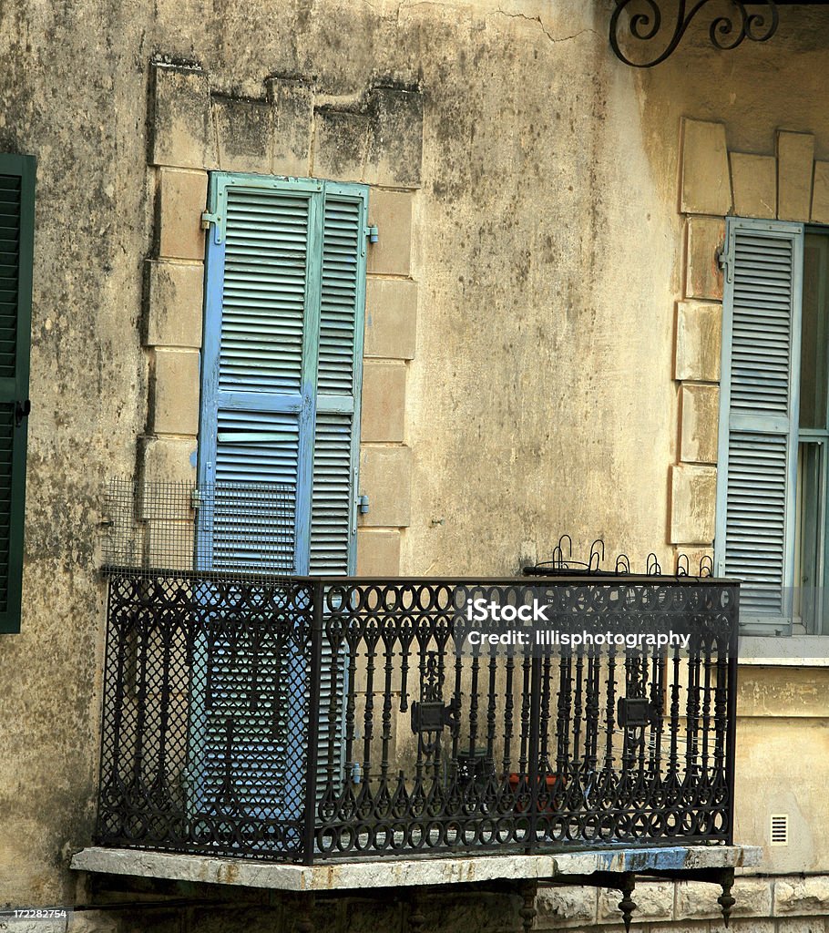 Bleu stores et balcon en-Provence, France - Photo de Architecture libre de droits