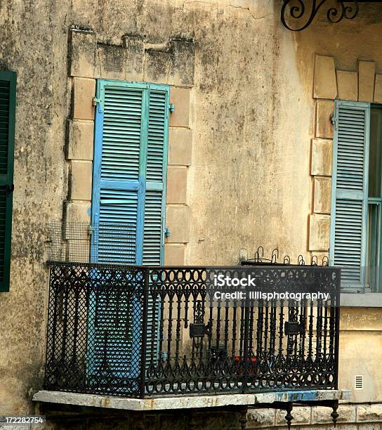 Blue Okiennice I Balkon W Provence Francja - zdjęcia stockowe i więcej obrazów Architektura - Architektura, Balkon, Balustrada - Granica