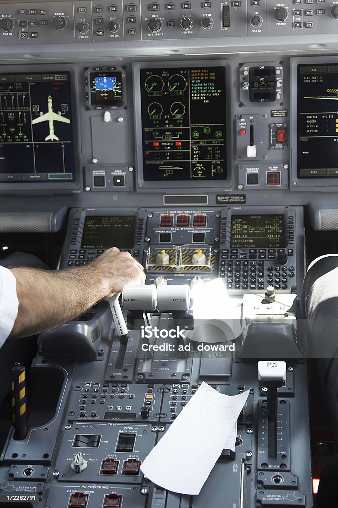 Pilotos en el trabajo. - Foto de stock de Cabina de mando libre de derechos