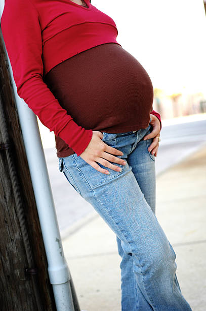 都会の十代の妊娠 - teenage pregnancy human pregnancy abdomen women ストックフォトと画像
