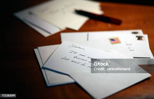 Photo libre de droit de Lettres Sur Un Bureau banque d'images et plus d'images libres de droit de Enveloppe - Enveloppe, Bureau - Ameublement, Service postal