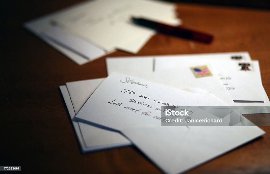 Письма на стол - Стоковые фото Конверт роялти-фри