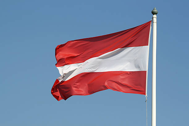австрийский флаг против голубого неба, австрия - austrian flag стоковые фото и изображения