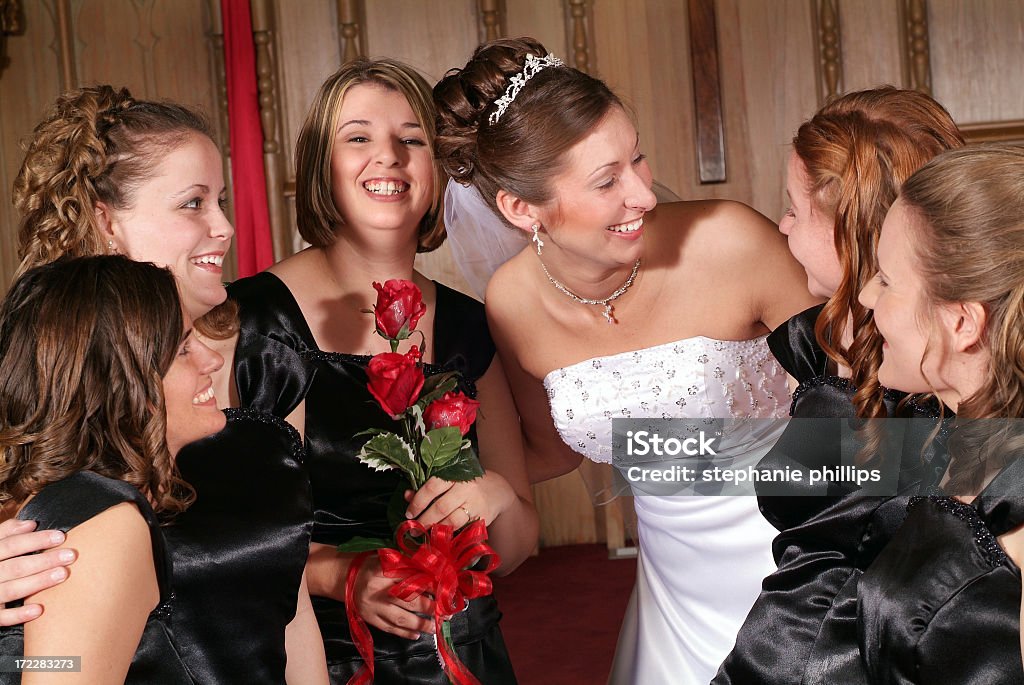 La mariée et ses demoiselles d'honneur avant le mariage à l'église - Photo de Demoiselle d'honneur libre de droits