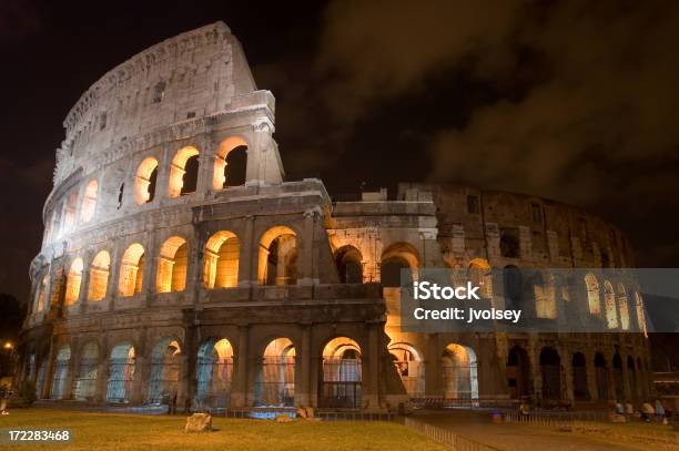 Foto de O Coliseu À Noite e mais fotos de stock de Anfiteatro - Anfiteatro, Arcaico, Arco - Característica arquitetônica