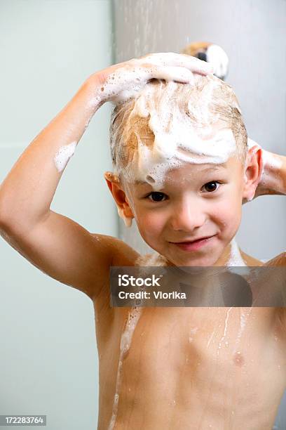 Niño De Lavado Foto de stock y más banco de imágenes de Ducha - Ducha, Niño, Darse un baño