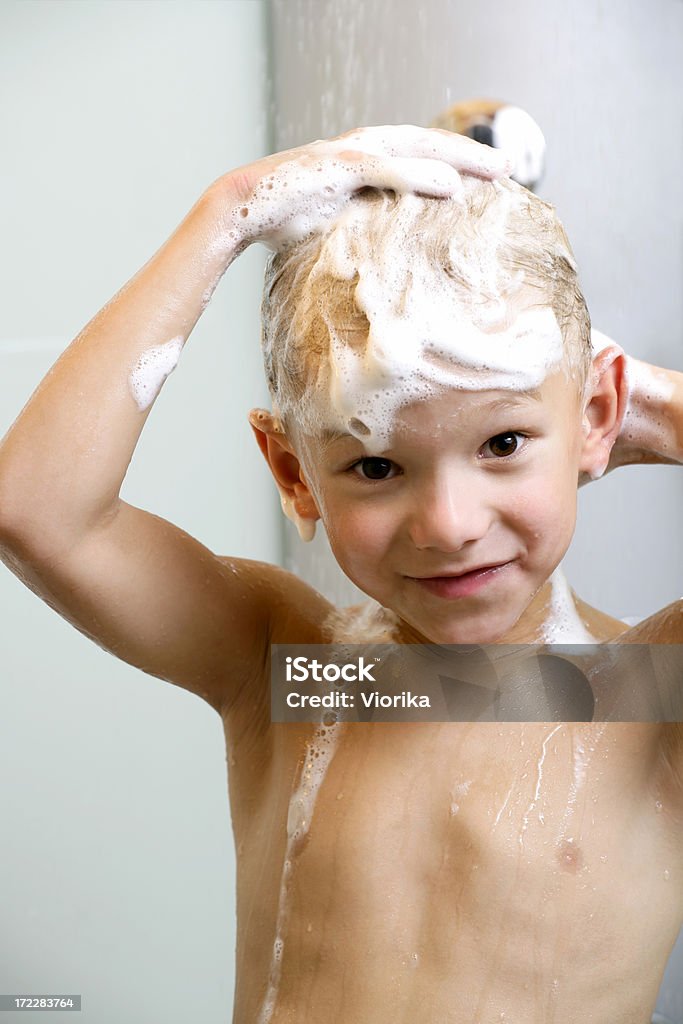 씻기의 남자아이 - 로열티 프리 샤워시설 스톡 사진