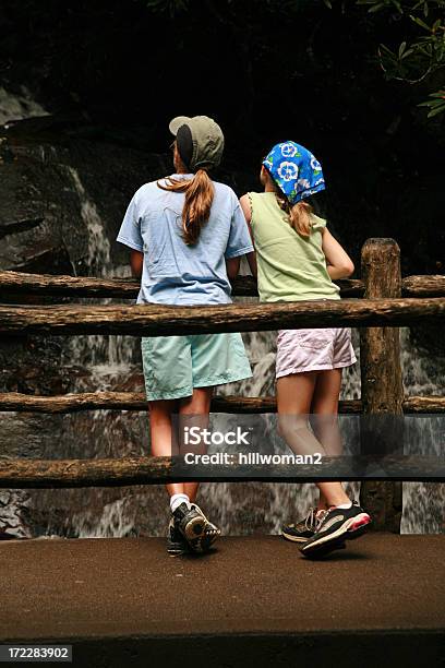 Foto de Caminhadas Meninas e mais fotos de stock de Montanhas Great Smoky - Montanhas Great Smoky, Parque Nacional das Great Smoky Mountains, Cascata