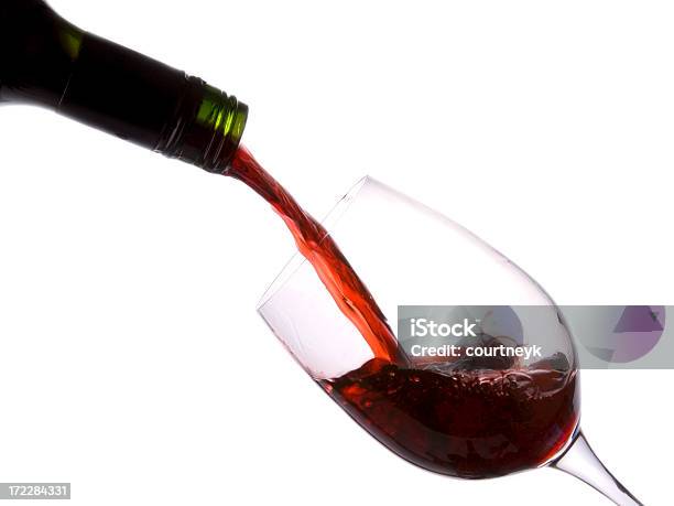 Versare Il Vino Rosso Sequenza Quarta Immagine - Fotografie stock e altre immagini di Scontornabile - Scontornabile, Vino rosso, Stile minimalista