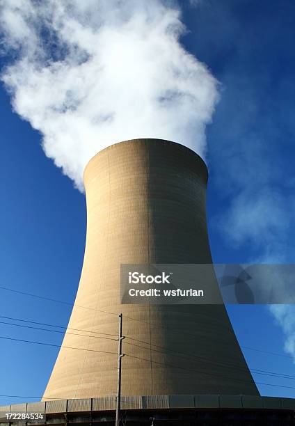 De Energía Foto de stock y más banco de imágenes de Central nuclear - Central nuclear, Torre de refrigeración, Producción de combustible y energía