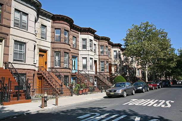 brooklyn brownstones - piedra caliza de color rojizo fotografías e imágenes de stock