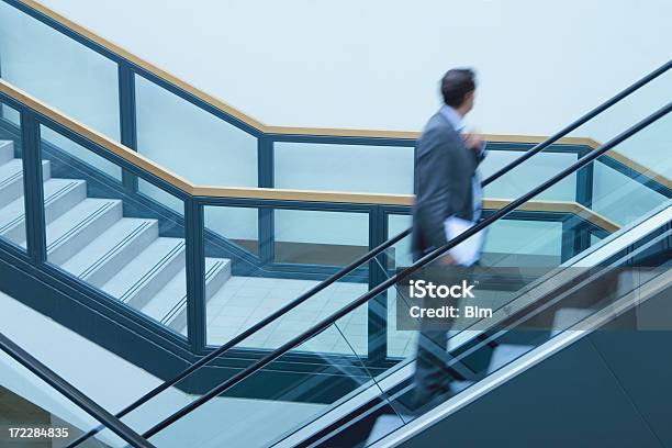 Geschäftsleute Auf Rolltreppe Stockfoto und mehr Bilder von Anzug - Anzug, Arbeit und Beschäftigung, Arbeiten
