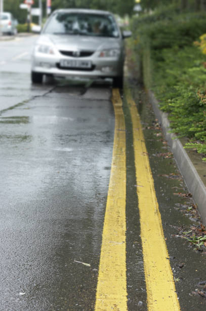 istock Yelllow lines in the rain 172284987
