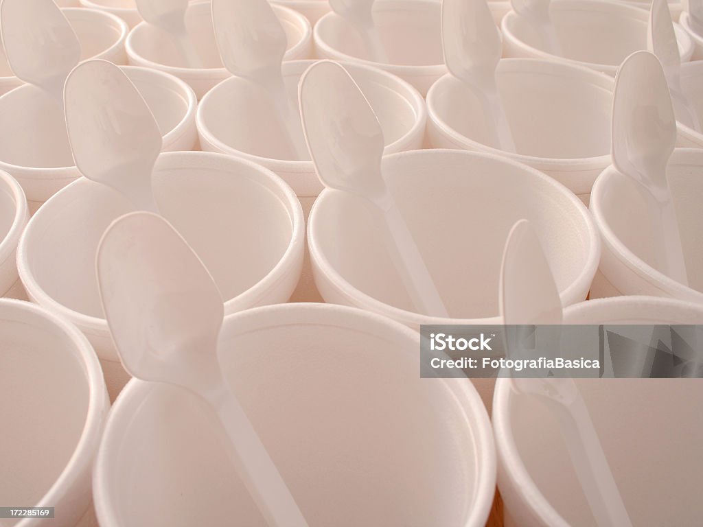 Gobelets en plastique et spoons - Photo de Alimentation lourde libre de droits