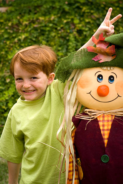 tache de rousseur visage redhead enfant automne garçon de rire en costume d'halloween épouvantail & - child autumn scarecrow decoration photos et images de collection