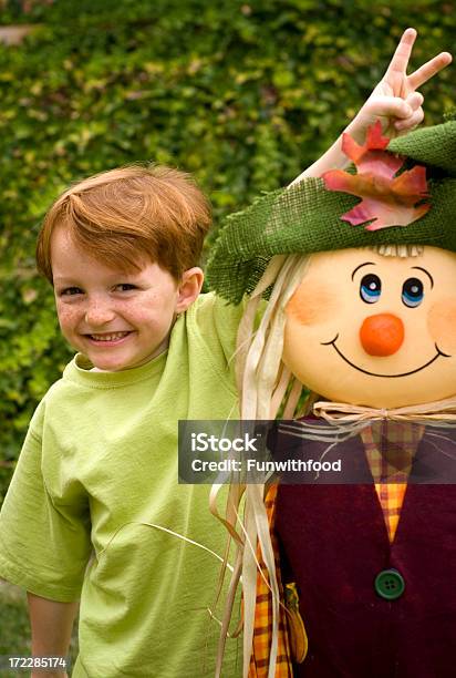 Photo libre de droit de Tache De Rousseur Visage Redhead Enfant Automne Garçon De Rire En Costume Dhalloween Épouvantail banque d'images et plus d'images libres de droit de Amitié