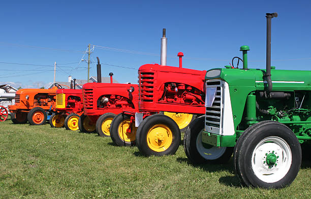gruppo di vecchi farm trattori - agricultural machinery retro revival summer farm foto e immagini stock