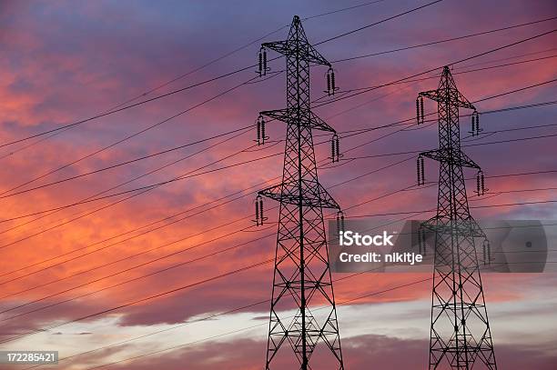 Alta Tensione - Fotografie stock e altre immagini di Ambientazione esterna - Ambientazione esterna, Carica - Termine sportivo, Cavo - Componente elettrico