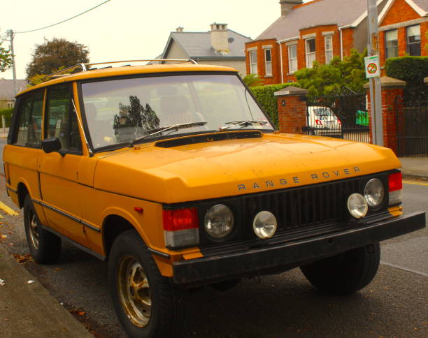 range rover classic gialla del 1982 parcheggiata - ewan foto e immagini stock